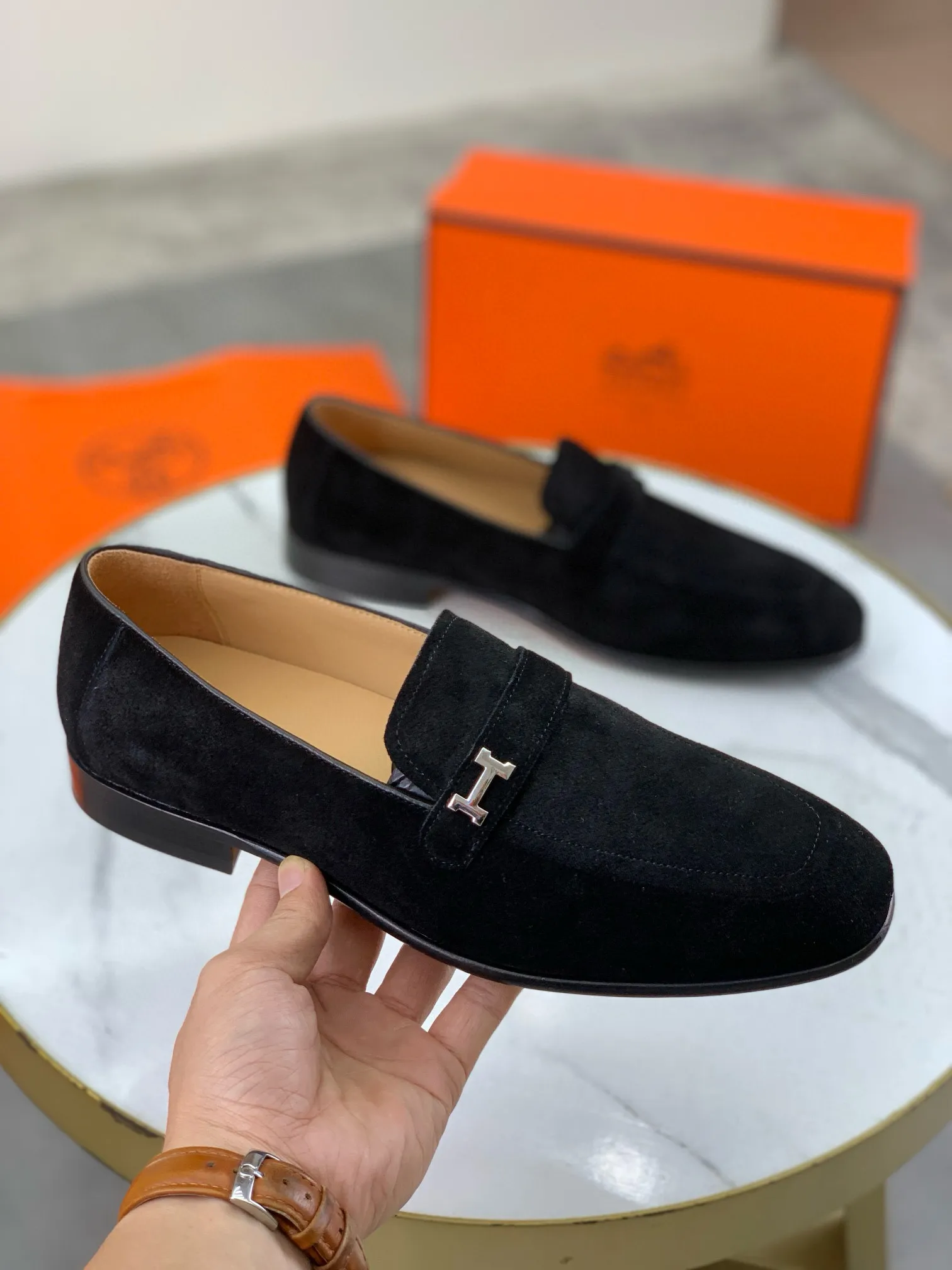 Factory price P960 💰Top version 💎💎💎 Original leather outsole Brand: Hermès (Hermès) Standard code: Men's size 39-44 (38, 45 can be customized) Grade: Same as the official website Original quality materials: Original soft calfskin Water-dyed cowhide lining Original Italian leather outsole Style categories: Men's fashion Formal casual leather shoes Slip-on men's shoes series Young fashion European and American trends, British style, colors: multiple options, counter packaging